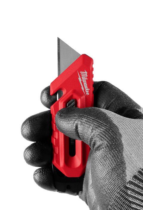 Compact utility knife with maximum control